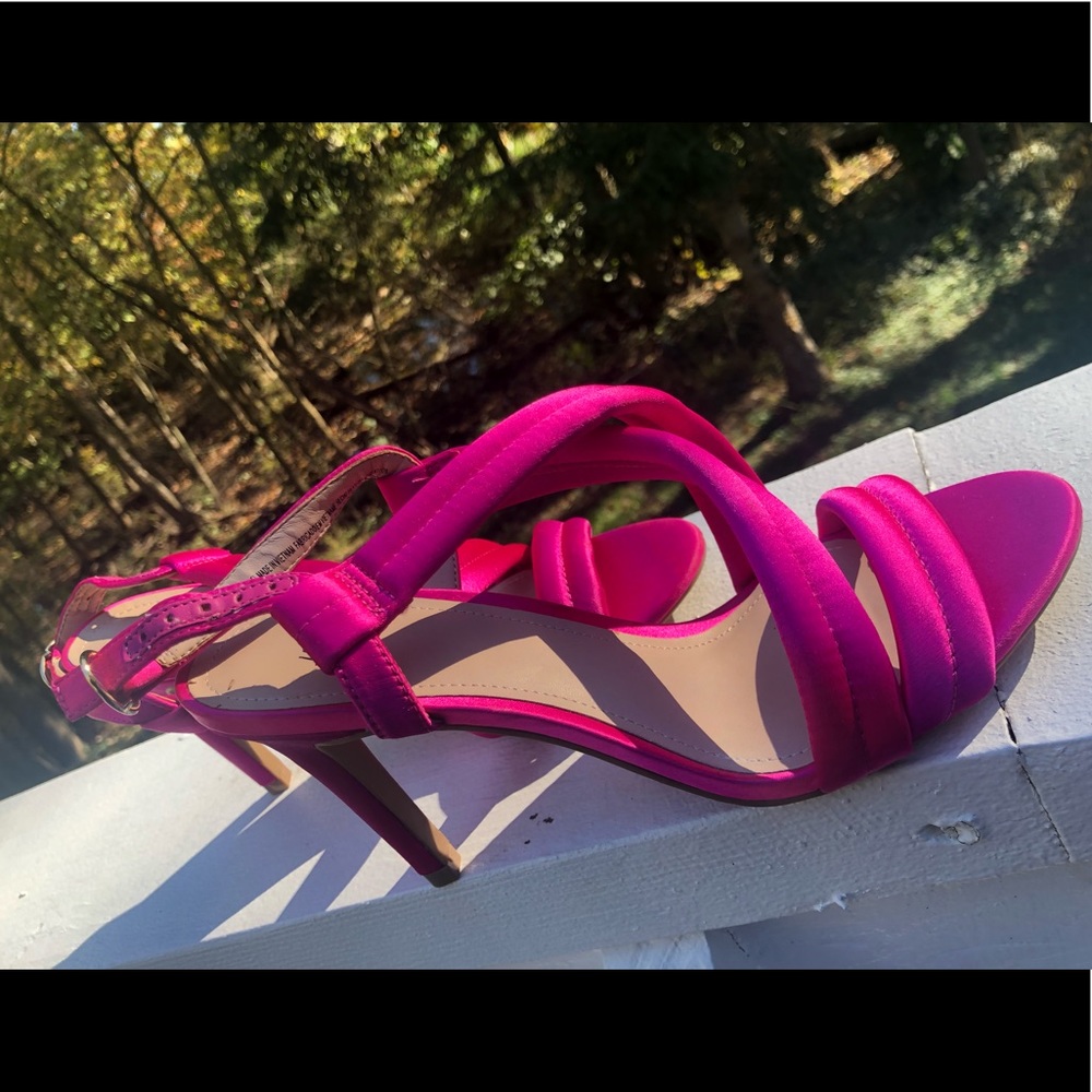 H&M size 36 hot pink satin adjustable strap (new never worn) -